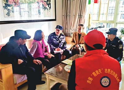 11月27日下午，中街治安保卫委员会政治指导员宋佶霖带领治保人员走访群众。