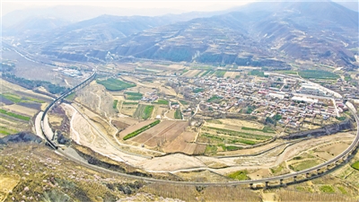 <p>　　铁路、公路、村庄构成一幅兴盛图景。</p>