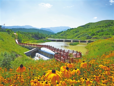 <p>　　一条溪流一道景。</p>