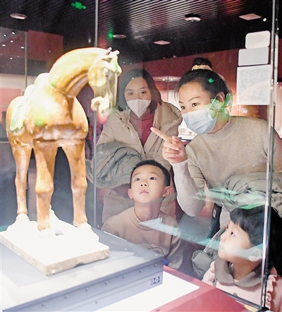     观众在宁夏博物馆观赏唐代三彩釉陶器。