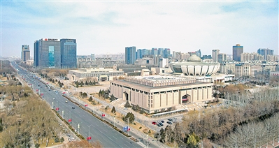     银川市人民广场东侧的宁夏博物馆，是一座省级综合性博物馆、国家一级博物馆，馆藏文物总数51738件，其中一级文物157件（套），胡旋舞石刻墓门、鎏金铜牛、力士志文支座被鉴定确认为国宝级文物。