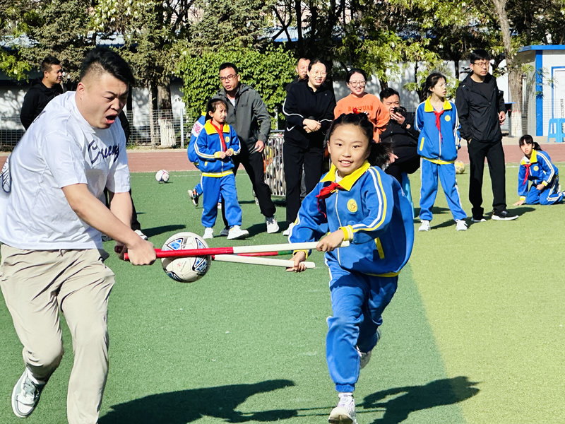 2024年4月29日十五小第二届足球嘉年华暨亲子运动会照片 (2).jpg