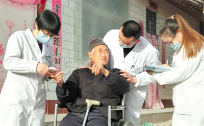 <p>　　家庭医生团队定期上门为80岁的杨德荣老人诊疗。</p>