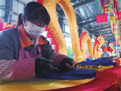工人们赶制送往福建的花灯。