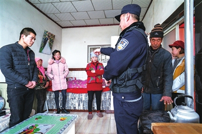     调解矛盾，民警耐心细致。