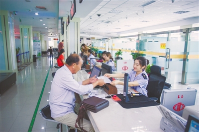 <p>　　　　营造规范高效的政务环境，提高办事效率、服务质量和群众满意度。</p>