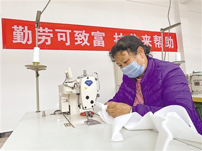 <p>　　广荣村扶贫制衣车间。</p>