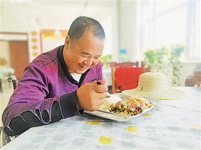 <p>　　广荣村日间照料中心解决了兜底贫困户养老难问题。</p>