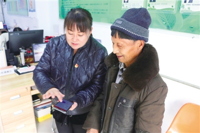 <p>　　网格员核查信息。</p>
