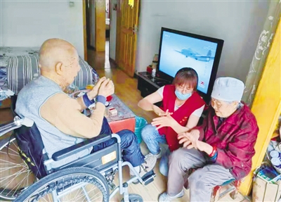 <p>　　志愿服务情暖夕阳。</p>