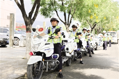 <p>　　综治队伍上街巡逻。</p>