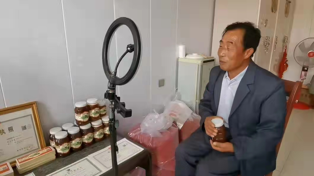 齐社军在直播卖蜜。.jpg
