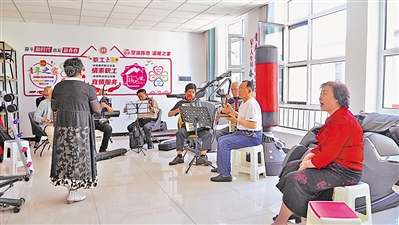 <p>　　　　←　青铜峡市裕民街道南苑社区居民开展文娱活动。</p>
