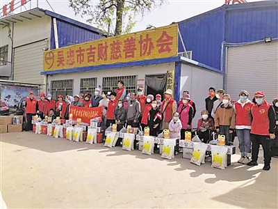 <p>　　　　吴忠市吉财慈善协会把爱带到群众身边。</p>