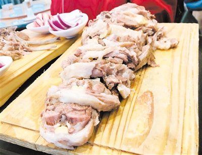 <p>　　手抓羊肉。</p>