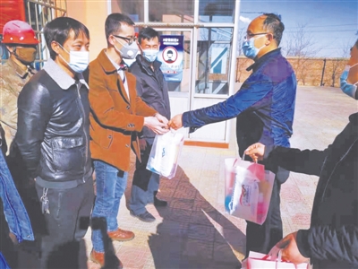 <p>　　青铜峡市工业园区总工会给外省籍员工发放春节礼包。</p>