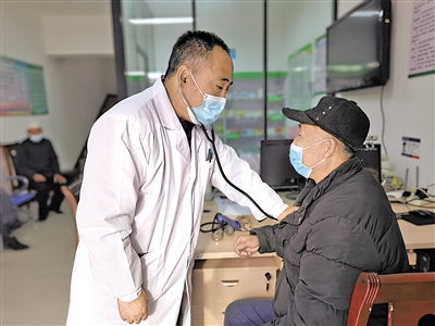 <p>　　加强标准化建设，全县14个村级卫生室提档升级。</p>