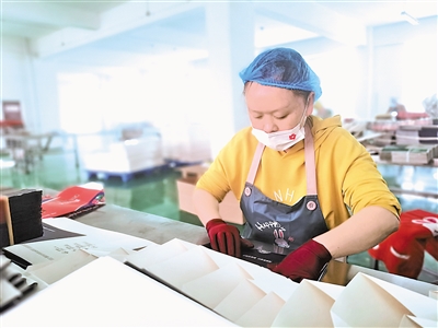<p>　　江南村妇女学习手工技术。</p>
