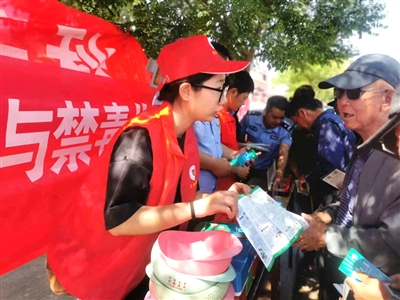 盐池县大水坑镇社区戒毒（康复）中心联合禁毒志愿者、社区网格员开展禁毒宣传活动。
    本报通讯员 王志恒 摄