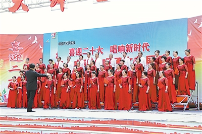     中宁大战场镇红宝村农民合唱团歌唱祖国。
