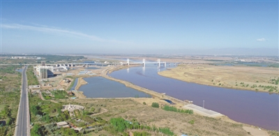 <p>　　黄河银川段，滨河大桥横跨黄河两岸。本报记者　王猛　摄</p>