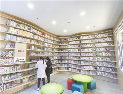 <p>　　4月12日，盐池县图书馆里读者徜徉书海。文化事业繁荣进步，公共文化服务日趋完善，文化产业竞争力不断提升。</p>