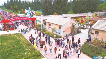     “好吃街”上食客多。利通区宣传部供图