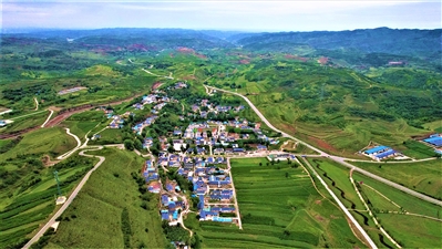    青山环抱中的泾源县杨岭村。