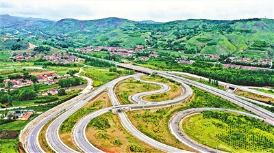     道路交通建设实现人畅其行、物畅其流。