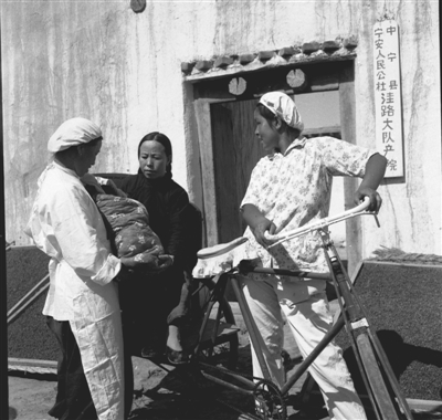 <p>　　1959年7月，中宁宁安公社洼路大队妇产院门前，人们用人力三轮车接送产妇。　　　　　　　　　　　　　　　　　　　　　　　　买世杰　摄</p>