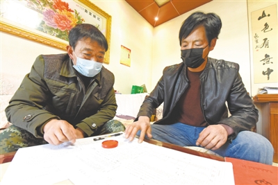 <p>　　隆德县联财镇联财村定期排查贫困人口户籍变动、医保参保、病患灾害、义务教育等基本状况，及时解决影响“两不愁三保障”的突出问题，确保贫困人口稳定脱贫。　　　　　　　　　　　　　　　　　　　　　　　　　本报记者　党硕　摄</p>