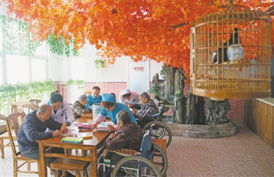 <p>　　在宁夏阅海老年服务中心，老人得到细心照料。</p><p>　　本报记者　王洋　摄</p>
