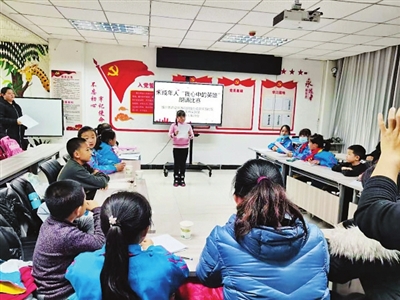 11月20日，银川市西夏区西花园路街道舜天园社区在新时代文明实践站开展“我心中的英雄”朗诵赛，30余名青少年参加。张雪梅  陈娟  摄影报道