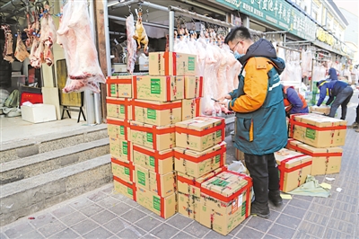 <p>　　银川市兴庆区长城路羊肉销售铺集中区销售场景。</p>