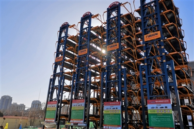 3月2日，在银川文化城，一座机械式停车楼亮相。该停车楼建在银川文化城北入口，层高22.5米，建筑面积230.64平方米，目前正在进行收尾工作。 本报记者  季正  摄