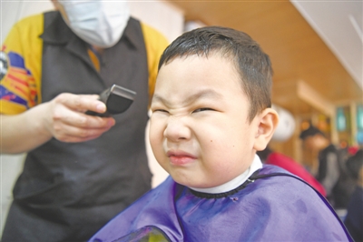 <p>　　3月14日，银川一家理发店内，多位小朋友来理发。当日是农历二月初二，民间有“二月二，剃龙头”的传统习俗。本报记者　马楠　摄　</p>