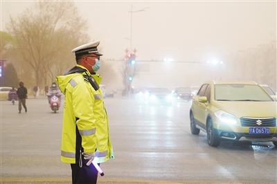     3月15日，银川市金凤区北京路上，一名交警正在执勤。