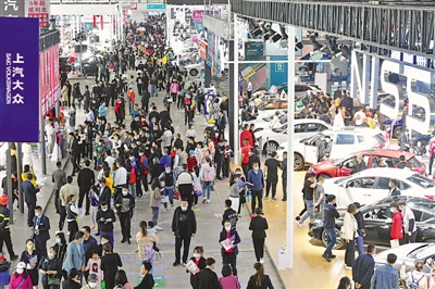 <p>　　5月1日，第十三届宁夏房·车博览会迎来观展人流高峰。																													　					　　本报记者　王鼎　摄</p>