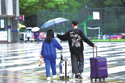 9月5日，在银川市金凤万达广场，市民雨中打伞出行。当日，秋雨绵绵，送来秋天的清凉。 本报记者  季正  摄