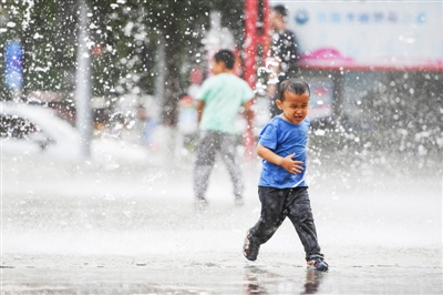 9月12日，在银川市金凤区悦海新天地，小朋友在喷泉中玩水。当日，银川市最高气温超过30℃。气象部门预测，未来3天银川有一次连阴雨天气，气温将回落。本报记者 季正 摄