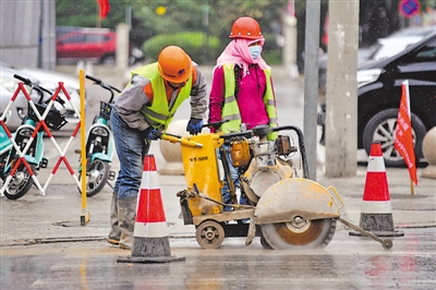<p>　　10月13日，银川市金凤区尹家渠南街，施工人员加紧对人行步道及非机动车道的施工改造。</p>