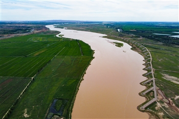 7月17日，俯瞰黄河银川段，黄河水量明显上涨。据了解，连续多日的降雨，雨水汇集入河后，使黄河水量增加。  本报记者 季正 摄