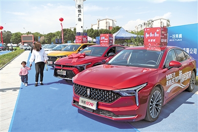 <p>　　②　中国红、长城尾……融入中国风设计元素的汽车，深受青年群体青睐。</p>