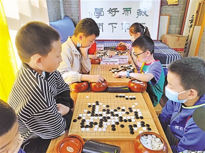 9月18日，2022年银川市首届少年围棋团体赛在海宝公园举行。来自兴庆区龙一道队、金凤区棋弈苑队等8支代表队的40名棋手参加棋艺比拼。   本报记者 王刚 摄