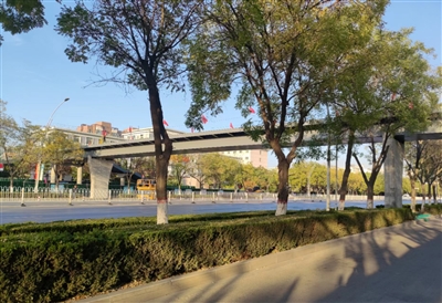 位于北京路银川市第二十四中学南门处的人行过街天桥。