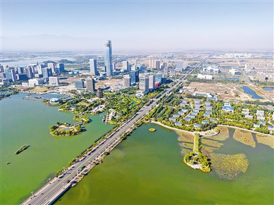     2022年10月14日，银川阅海湾中央商务区高楼林立，浓浓的商业气息扑面而来。