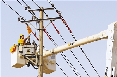 2013年2月26日，国网银川供电公司员工开展带电拆除引流线工作。
