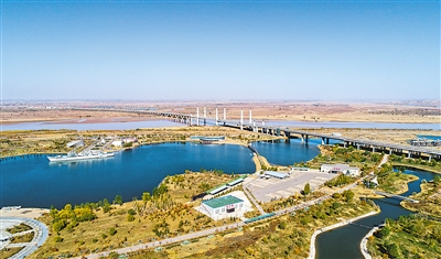 2022年11月1日，银川滨河黄河大桥飞跨黄河，既拉动宁夏经济发展，也成为一道美丽的风景。