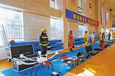 中卫市2022年消防宣传月活动启动仪式上展示的消防设备。					       本报记者 何耐江 摄