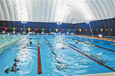 气膜式游泳馆内，游泳队队员正在训练。（图片由受访者提供）